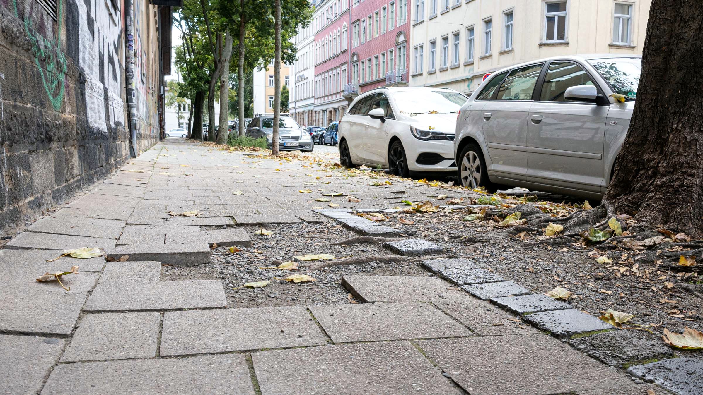 Der Gehweg an der Friedensstraße kann derzeit nur ganz vorsichtig begangen werden - Foto: Sebastian Diehl