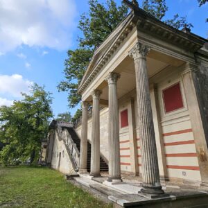 Fortschritt beim Römischen Bad - aber nun fehlt Geld Der Portikus Ost wurde bereits saniert. Die gleiche Farbgebung wird später auch an den Kollonaden zu sehen sein. Foto: Stadtverwaltung Dresden