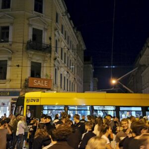 Kriminalitäts-Prävention: Situation in der Neustadt So voll war die Schiefe Ecke nur ganz selten - hier während des Louisenfestes im Juni. Foto: Anton Launer
