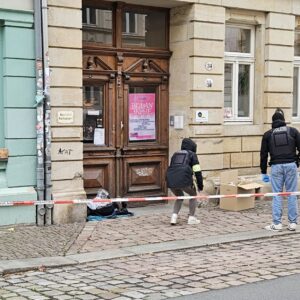 Am Freitagvormittag sicherte die Polizei weitere Spuren vor Ort an der Prießnitzstraße - Foto: Anton Launer