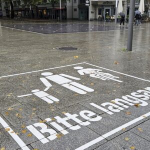 "Bitte langsam" auf der Hauptstraße Am Jorge-Gomondai-Platz sind die Piktogramme schon zu sehen. Foto: Anton Launer