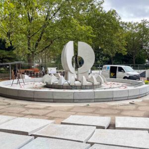 Der östliche Krachtbrunnen strahlt in hellem Grau. Foto: Sebastian Diehl