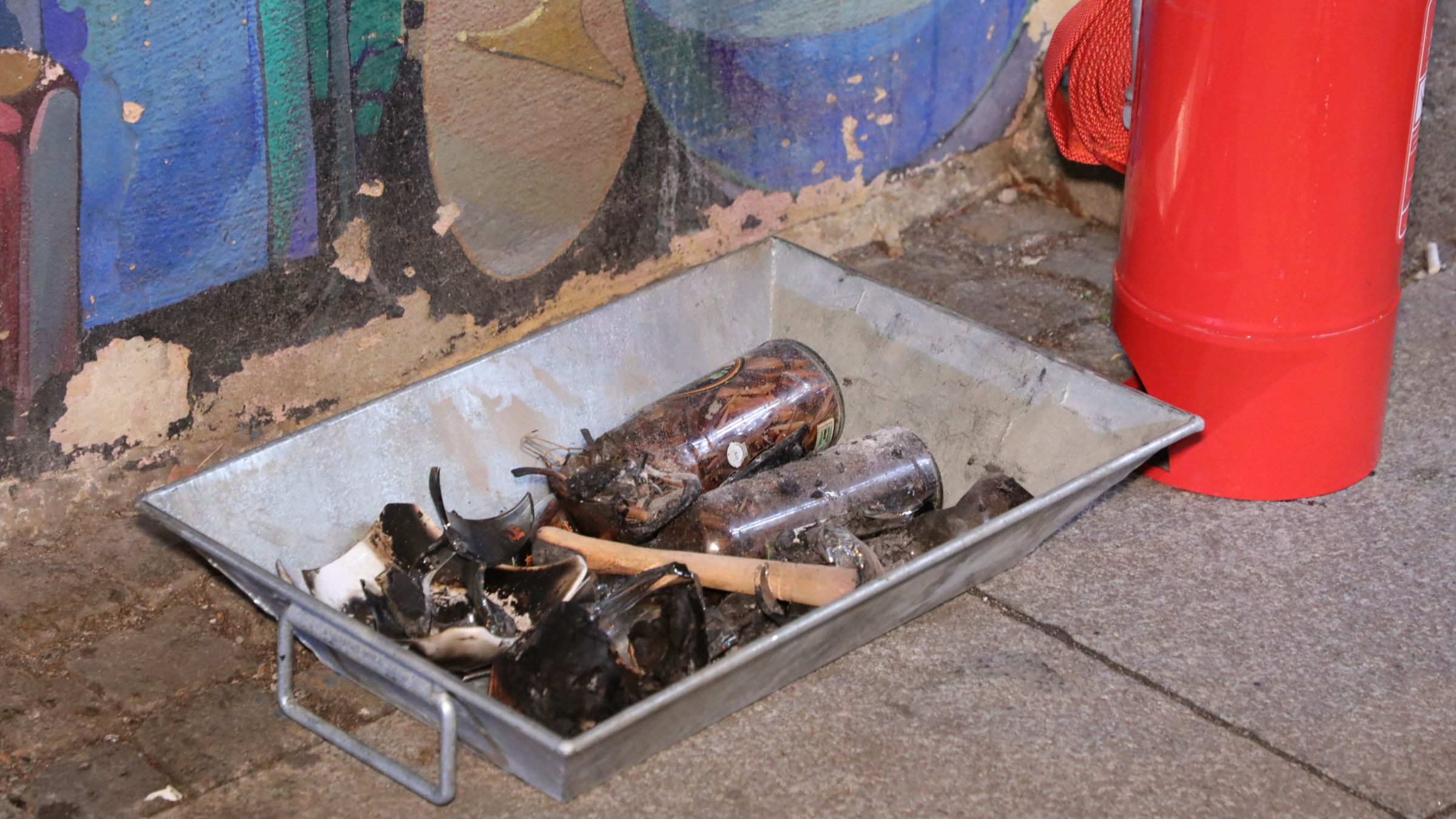 Die angeschmorten Reste vom Tresen der Bar. Foto: Roland Halkasch