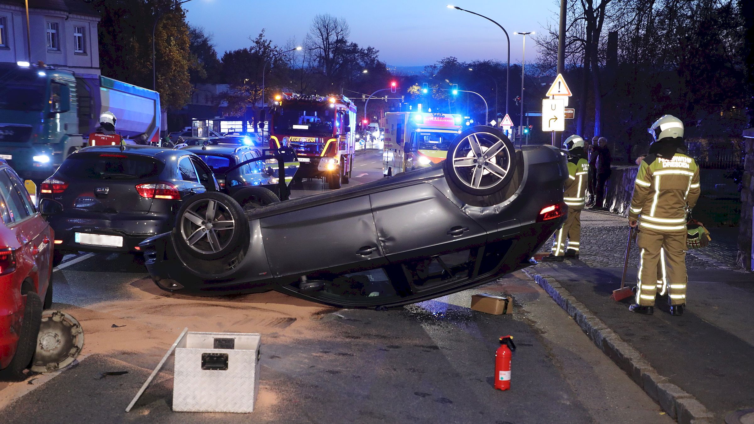 Der aufgefahrene Audi überschlug sich auf der Radeburger Straße - Foto: R. Halkasch