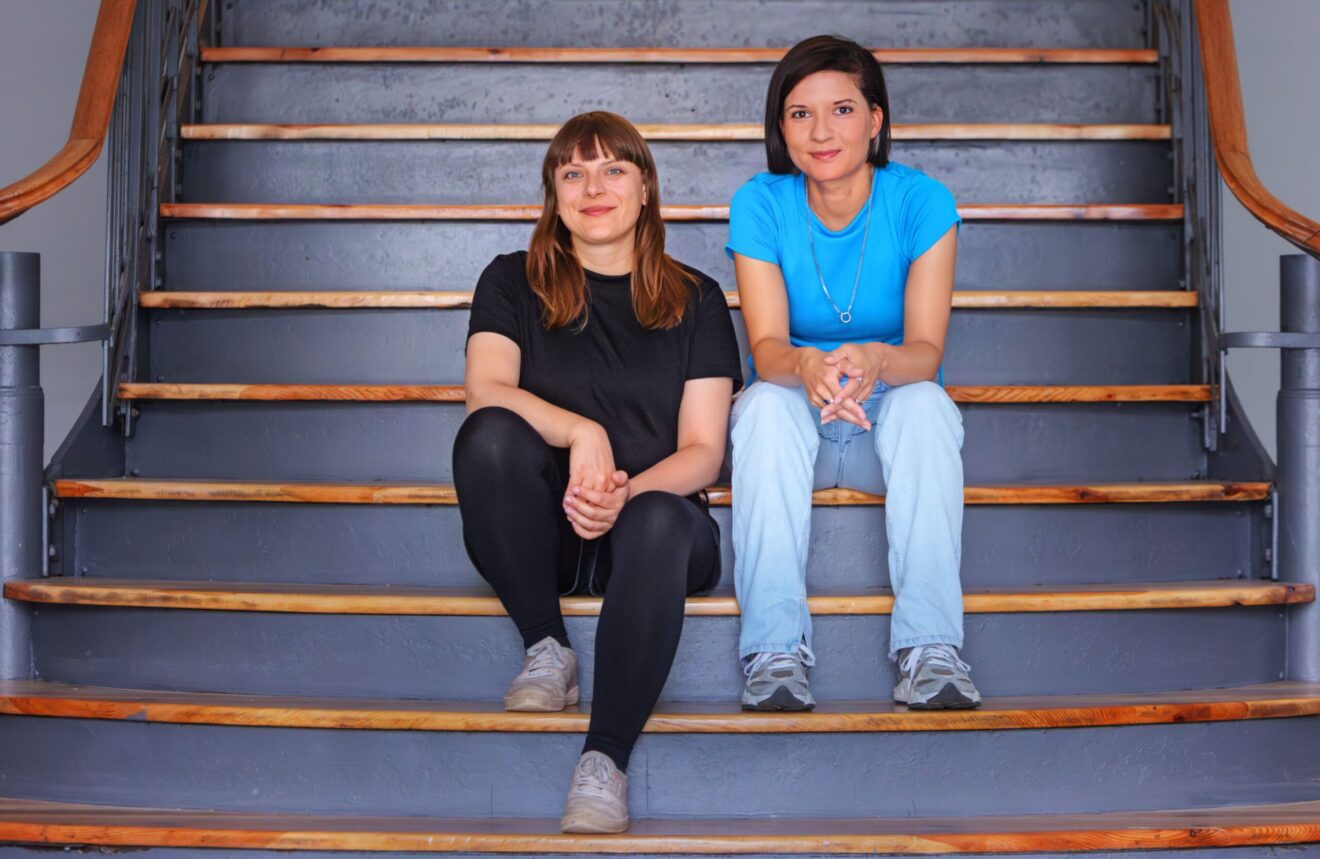 Stefanie Zúñiga Chongo und Yvonne Bonfert auf der Prachttreppe im Erdgeschoss des künftigen Offline-Shops. Foto: Amac Garbe