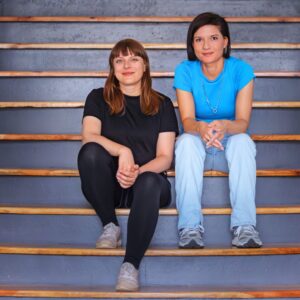 Stefanie Zúñiga Chongo und Yvonne Bonfert auf der Prachttreppe im Erdgeschoss des künftigen Offline-Shops. Foto: Amac Garbe