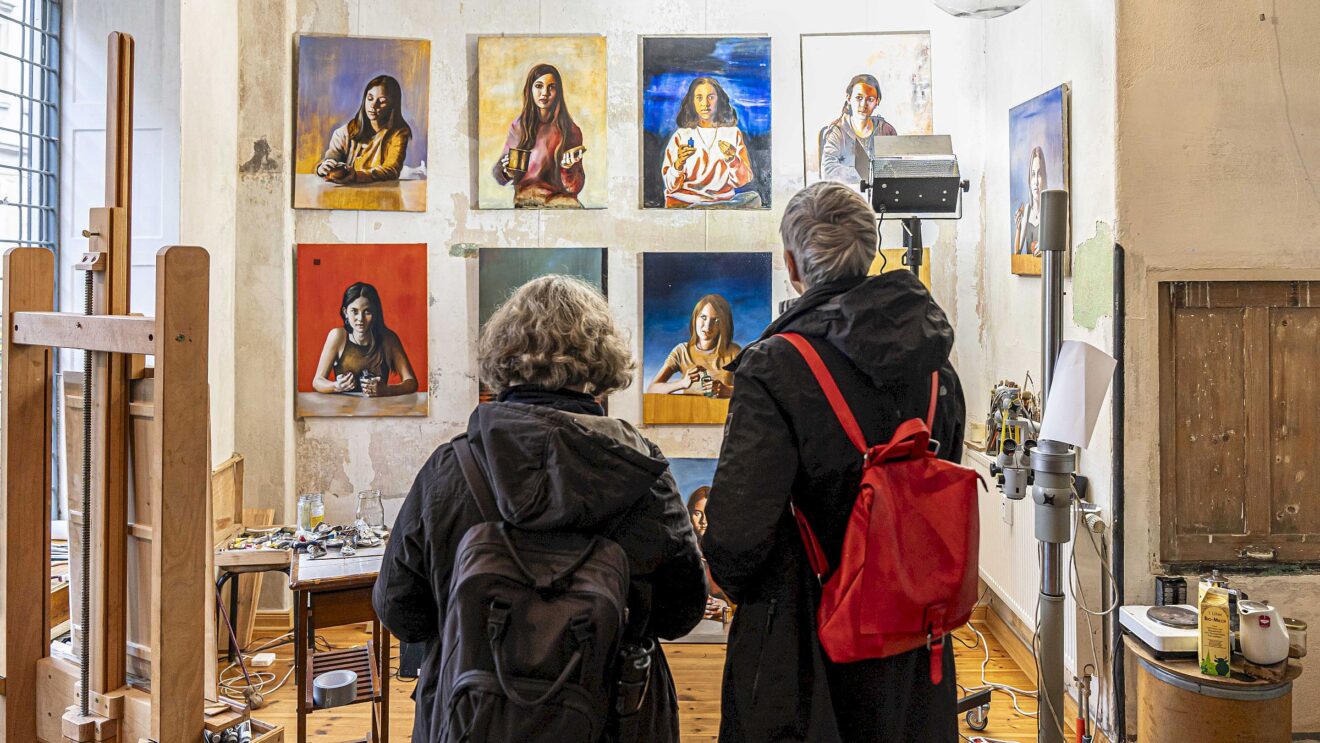 Besucher*innen im November 2024 im Atelier Karen Gäbler auf der Prießnitzstraße. Foto: Peter Zuber