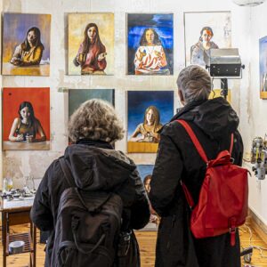 Offene Ateliers: Einblicke in kreative Arbeitswelten Besucher*innen im November 2024 im Atelier Karen Gäbler auf der Prießnitzstraße. Foto: Peter Zuber