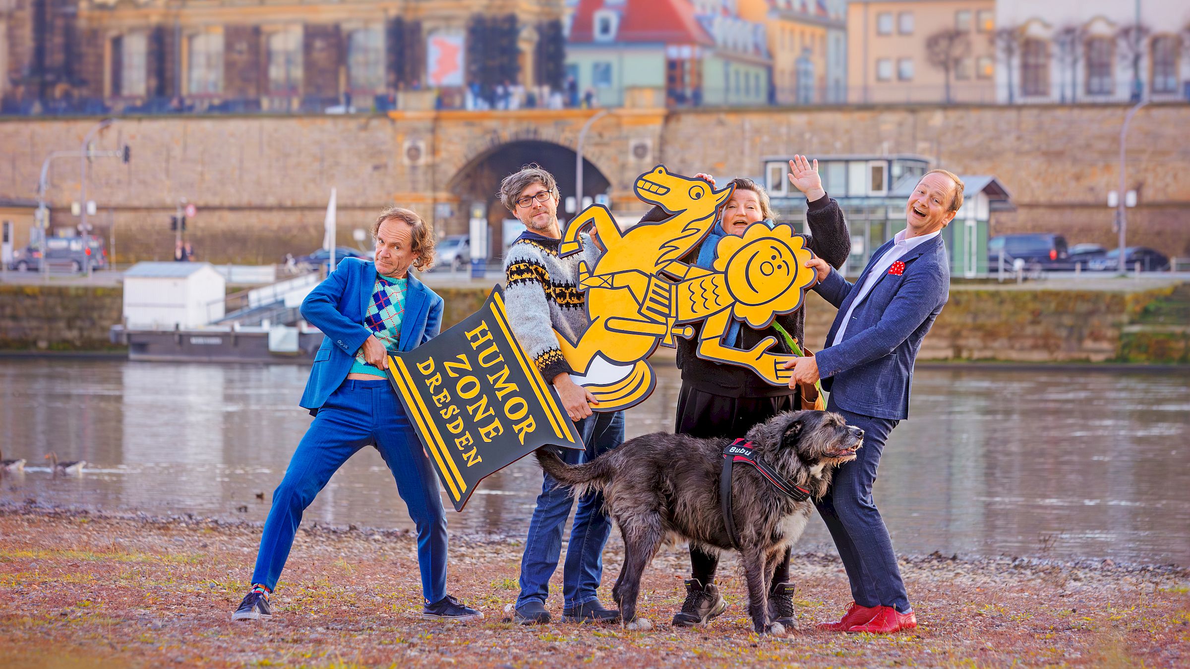 Olaf Schubert (Schirmherr), Christoph Walther (Zärtlichkeiten mit Freunden), Goldener (Reiter), Balu (Hund), Anna (Mateur) und Christoph Reuter (Piano) v.l. Foto: Amac Garbe