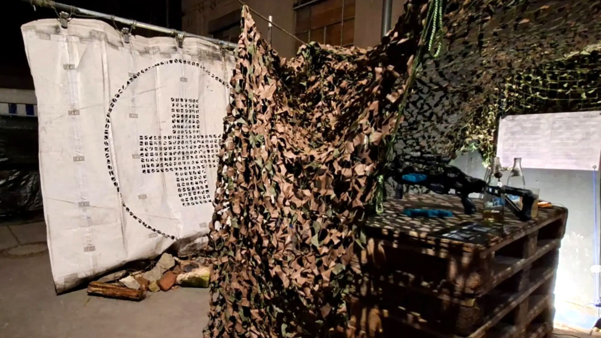 Frage: Wer hat Lust auf ein großes (NICHT ROTES) Kreuz zu schießen?