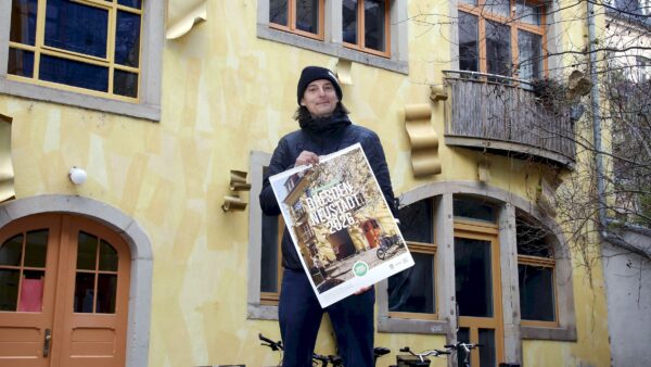 Für das Titelbild hat Stephan Böhlig Menschen beim Fotografieren im Kunsthof fotografiert. Foto: Anton Launer