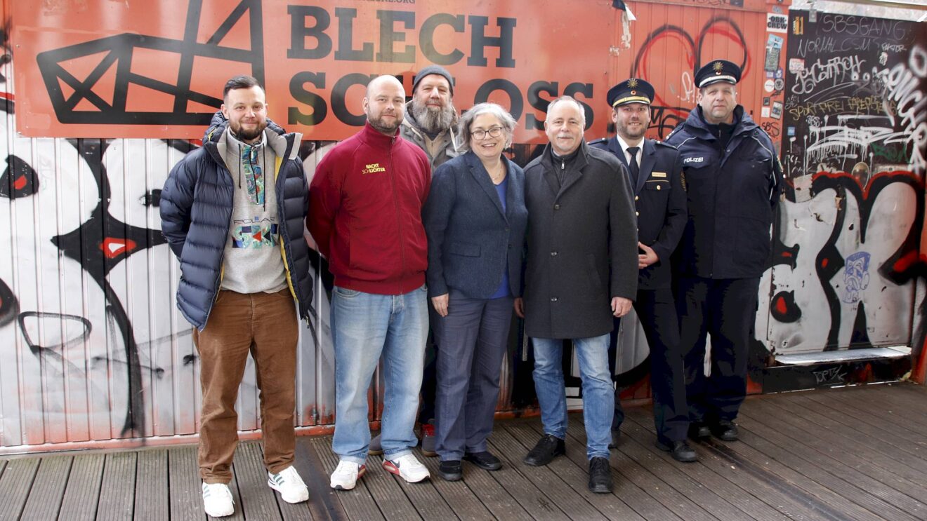 Sie kooperieren für mehr Sicherheit im Viertel. Neustadt-Kümmerer Peter Thormeyer, Nachtschlichter-Chef Allessandro Finke, Scheune-Vorplatz-Verantwortlicher Olaf Hornuf, Ordnungsbürgermeisterin Eva Jähnigen (Grüne), Stadtbezirksamtsleiter André Barth, Revierleiter Jürgen Kunath und Bürgerpolizist Elko Reißig. Foto: Anton Launer