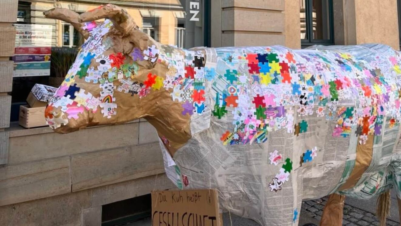 Gesellschafts-Kuh vor dem Trageladen. Foto: Preibischq