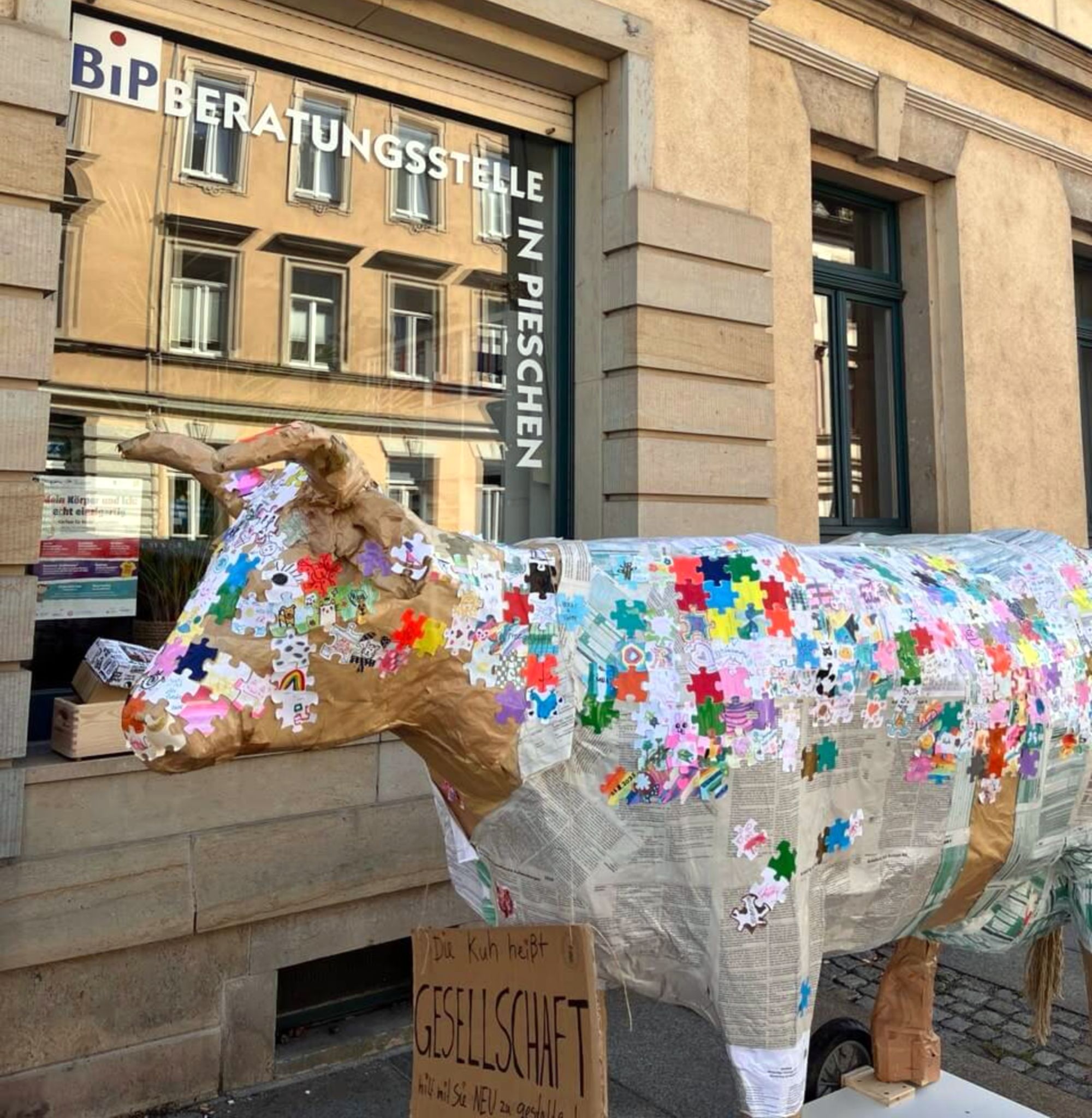 Gesellschafts-Kuh vor dem Trageladen. Foto: Preibisch