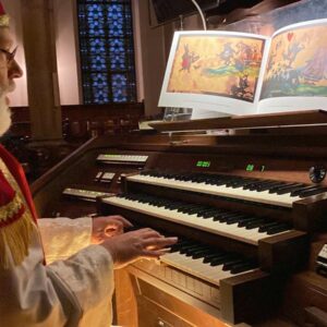 Nikolaus kommt in die Martin-Luther-Kirche Vielleicht greift der Nikolaus ja auch in die Tasten. Foto: privat