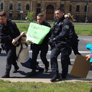 Letzte Generation: Blockade mit teurem Nachspiel Die Polizei räumte seinerzeit die Blockade von der Straße - Foto: Archiv/Anton Launer