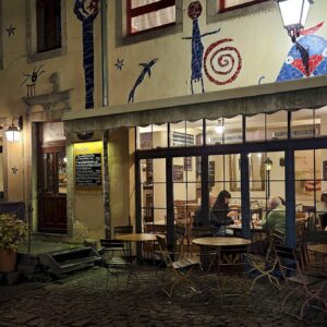 Lila Soße im Hof der Fabelwesen zwischen Alaun- und Görlitzer Straße - Foto: Anton Launer