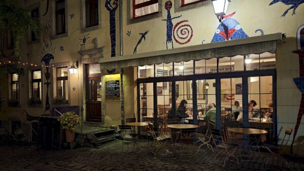 Lila Soße im Hof der Fabelwesen zwischen Alaun- und Görlitzer Straße - Foto: Anton Launer