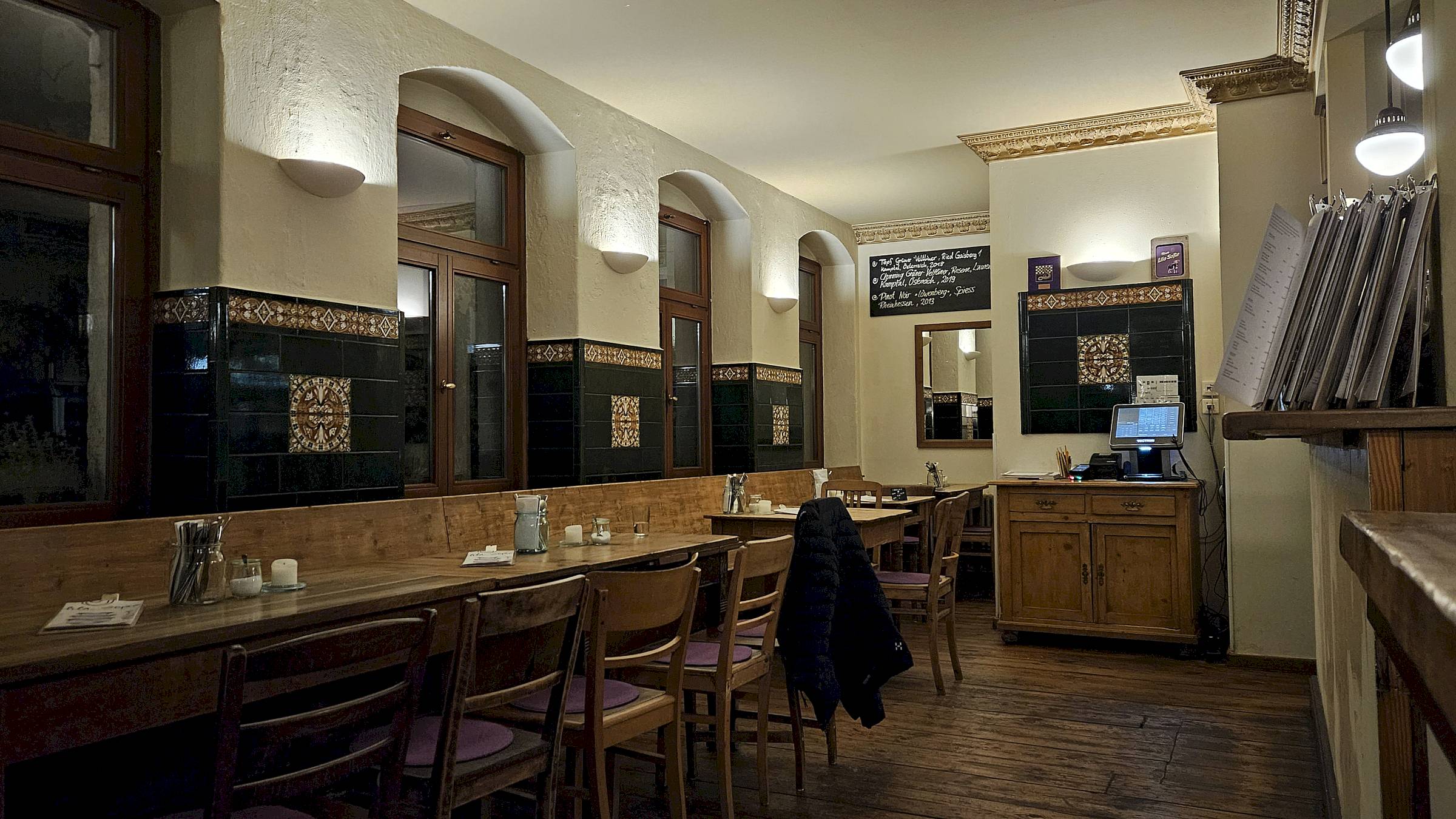 Unverändert: die gemütliche Einrichtung im Innern der Lila Soße. Foto: Anton Launer