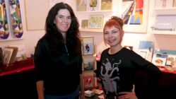 Murx-Fabrik eröffnet Pop-up Store im Kunsthof Machen Kunst im Kunsthof: Illustratorin Margret Aurin und Comic.-Zeichnerin Bianca Friedrich - Foto: Anton Launer