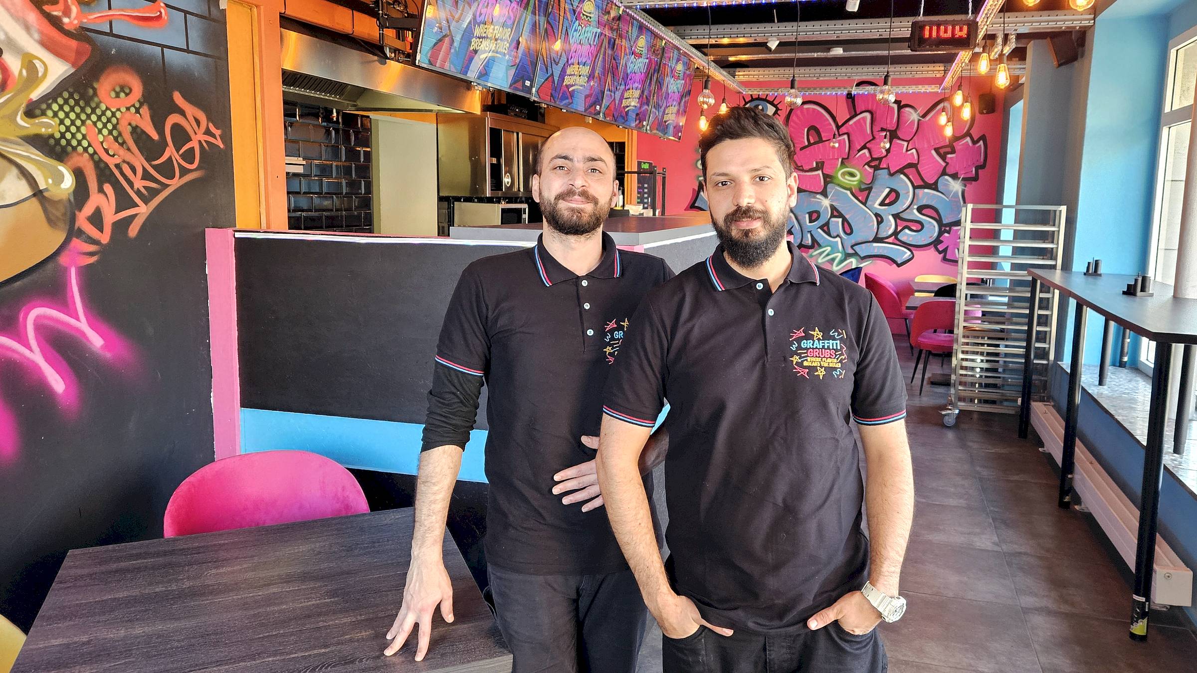 Reda Alhaj Mustafa mit Cousin und Kollegen Mo Alabdoun (links) - Foto: Anton Launer