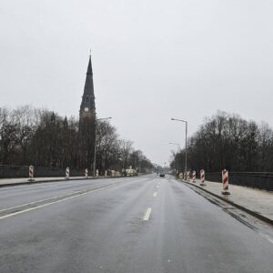Die Warnbaken für die Absperrungen stehen schon bereit. Foto: Anton Launer