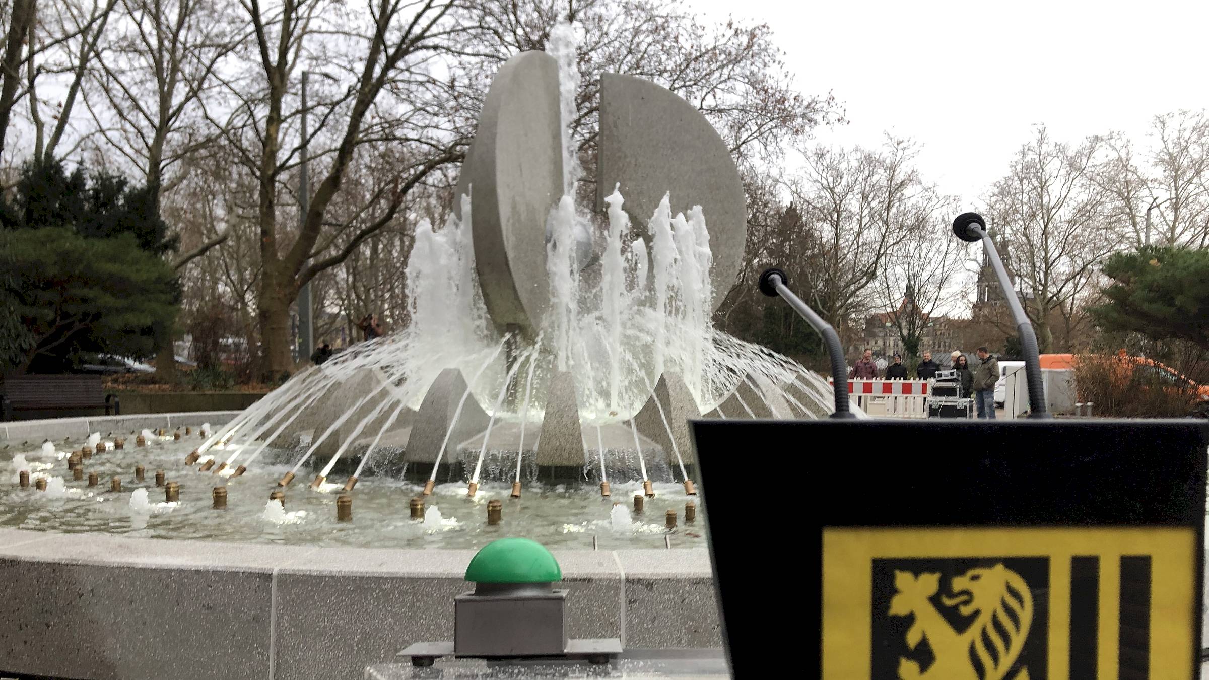 Mit einem kräftigen Druck auf den grünen Knopf wurde der Krachtbrunnen aktiviert. Foto: Martha Kohn
