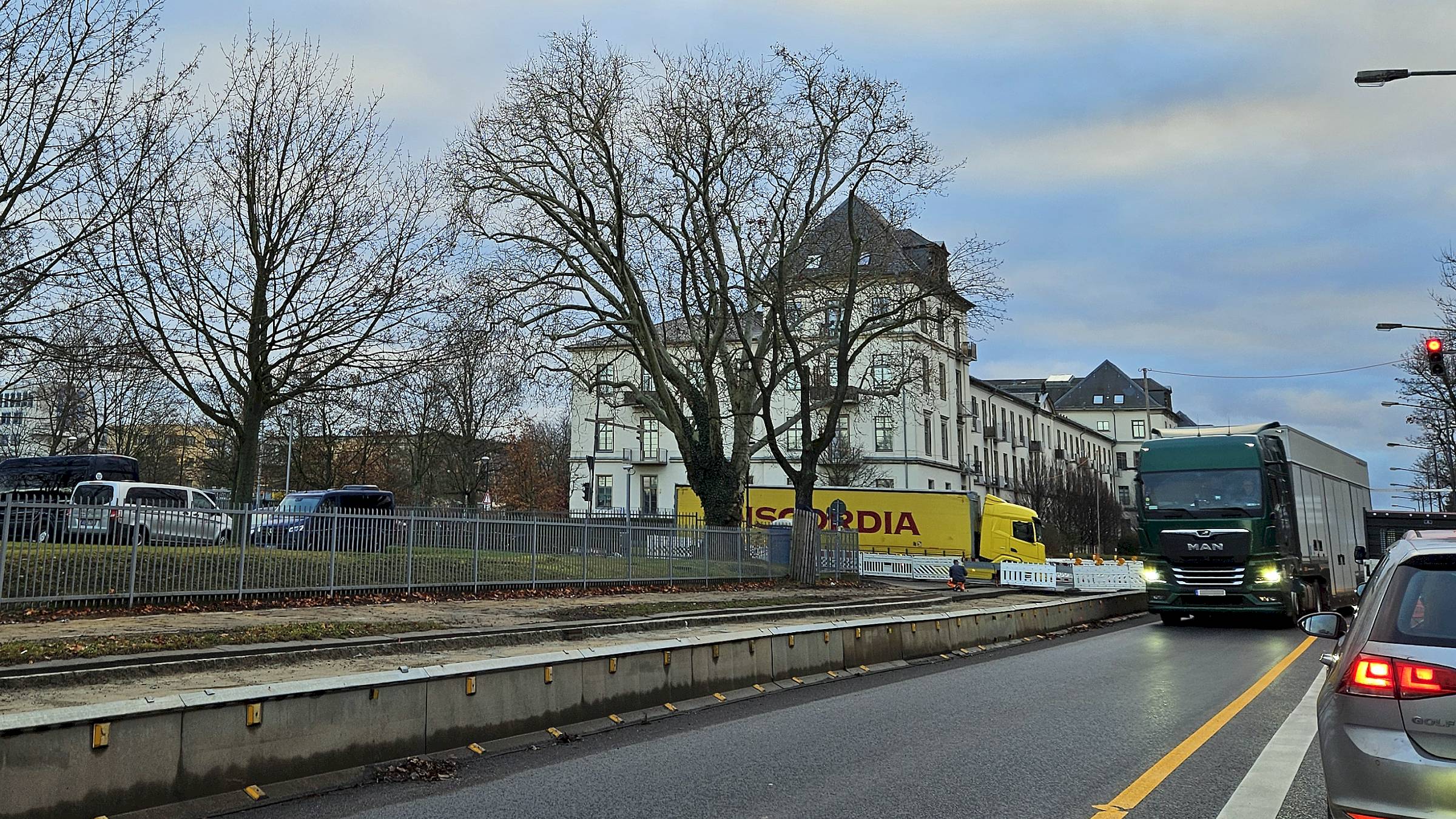 Zwei Brummis verlassen über die schmale Straße "Zum Reiterberg" das Areal auf dem sich auch das Zollamt befindet. Foto: Anton Launer