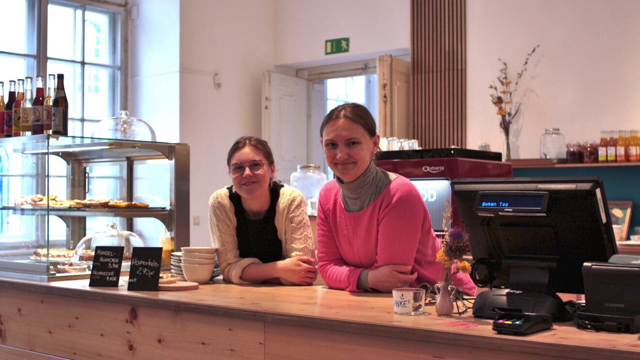 Clara Helfmann (rechts) und Alina Siegl sind für die Gäste des Palais-Cafés da. Foto: Victor Franke
