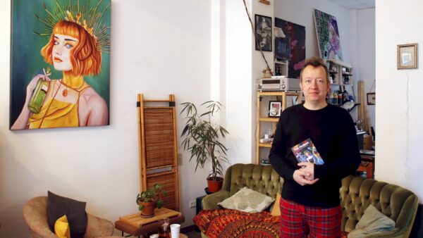 Autor Jan Kosyk mit seinem ersten eigenen Roman "Das Handbuch" - Foto: Martha Kohn