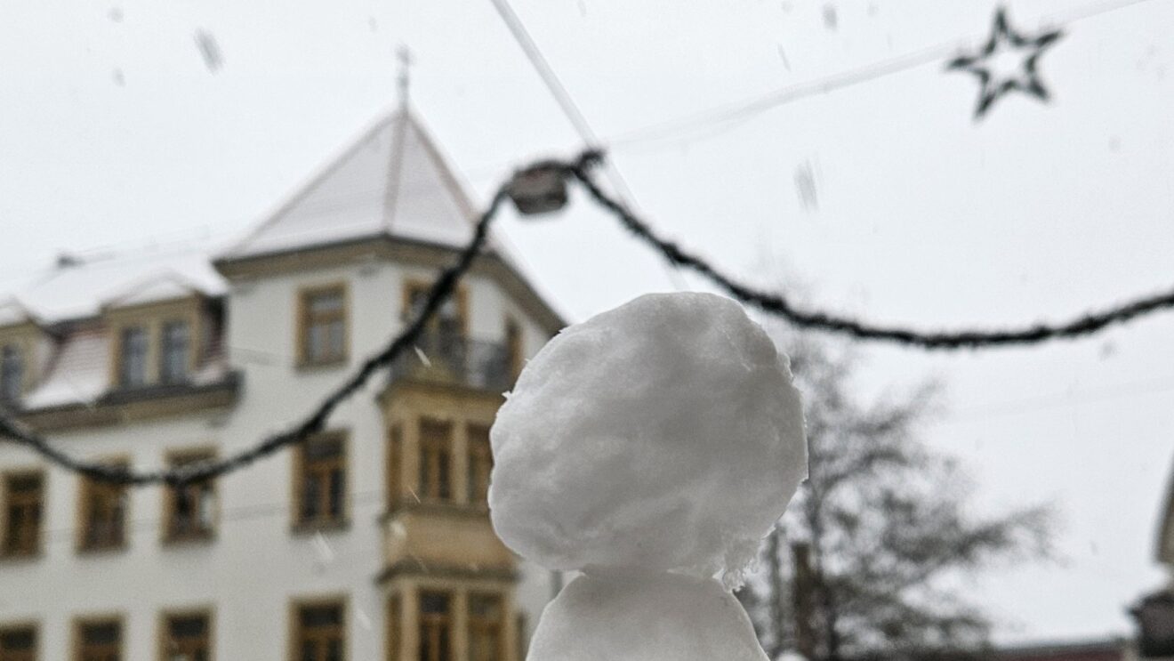 Schneemann vor Stadtteilhaus - Foto: Anton Launer
