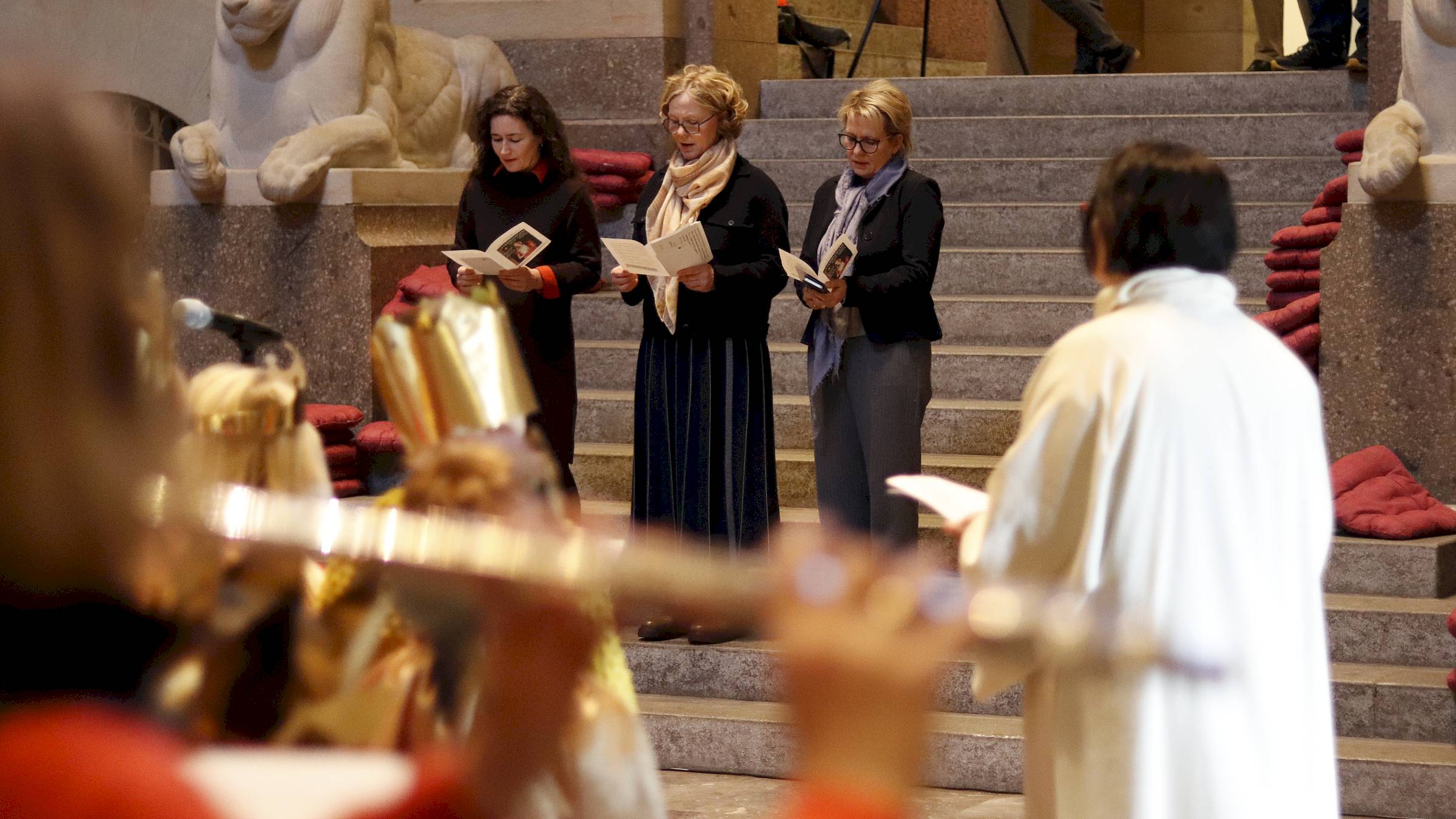 Ministerinnen Regina Kraushaar, Constanze Geiert und Barbara Klepsch (alle CDU) begrüßten die Kinder und sangen gemeinsam mit ihnen. Foto: Anton Launer
