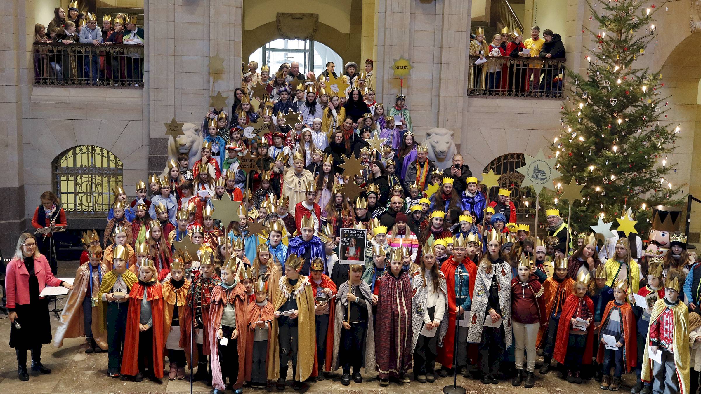 Die Kuppelhalle der Staatskanzlei war gut gefüllt. Foto: Anton Launer