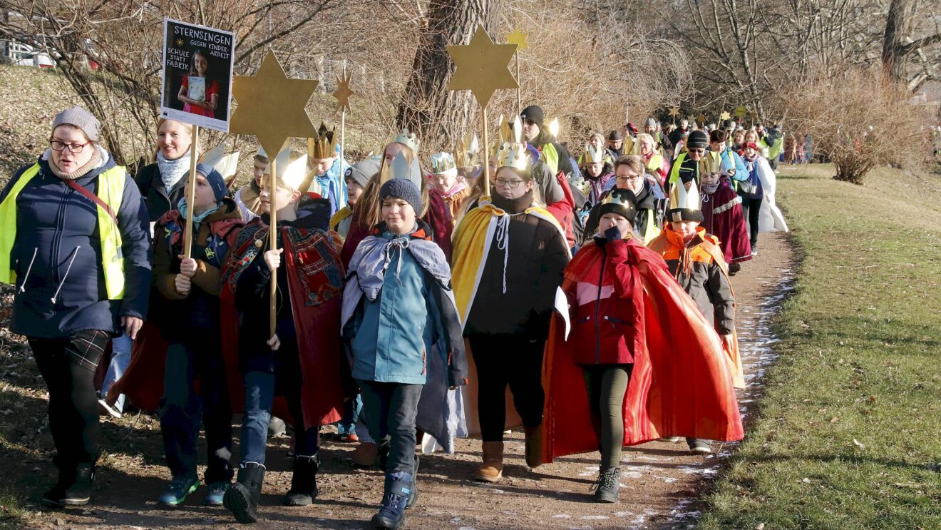 In den Kostümen der Heiligen drei Könige zogen die Kids zum Amtssitz der Landesregierung. Foto: Anton Launer