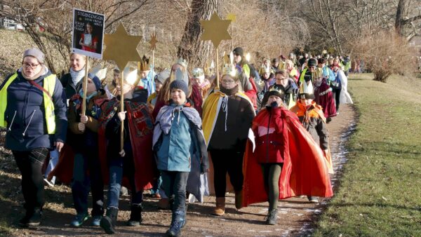 In den Kostümen der Heiligen drei Könige zogen die Kids zum Amtssitz der Landesregierung. Foto: Anton Launer