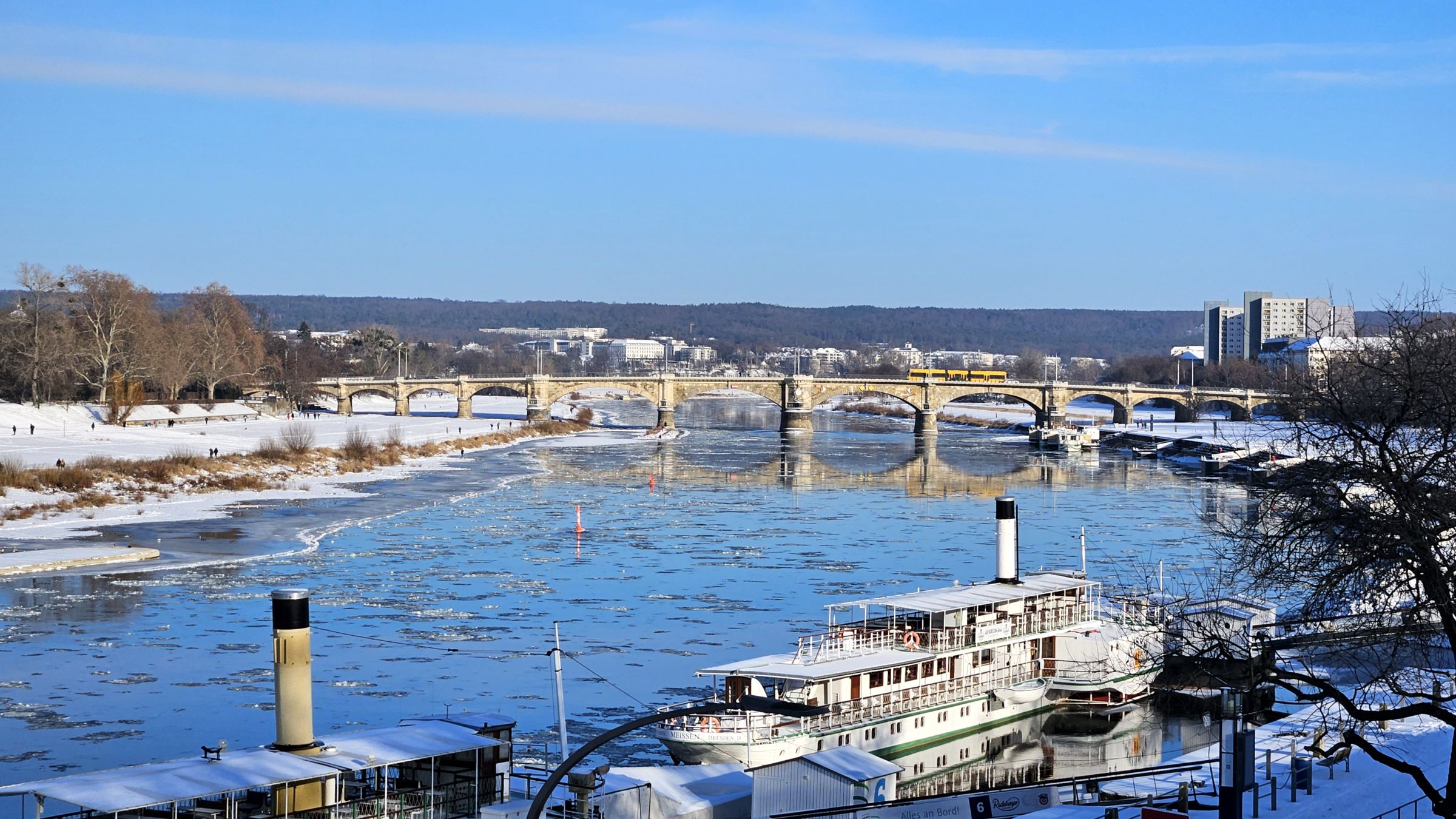 Dresden an der Elbe mit Albertbrücke - Foto: Anton Launer