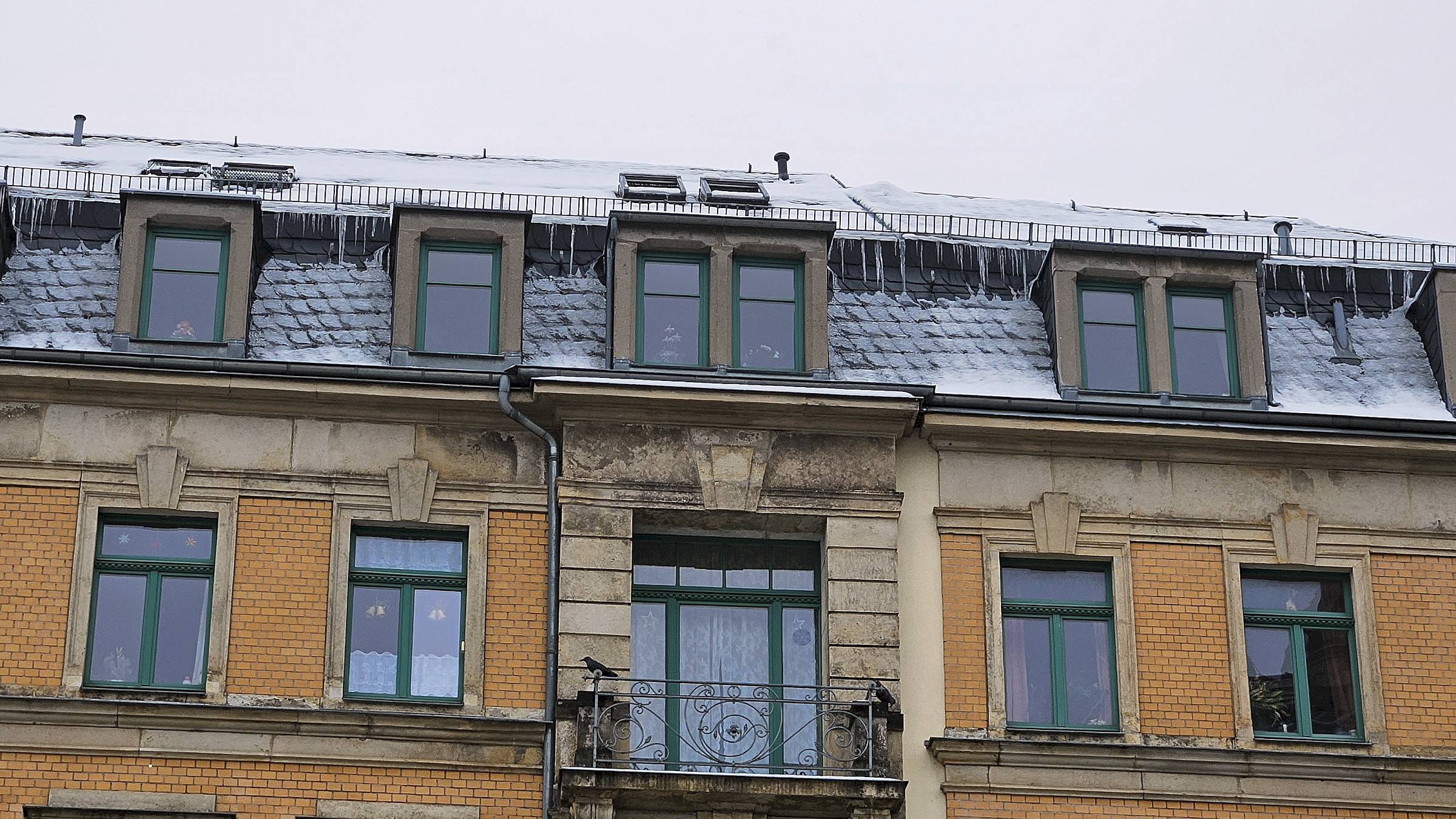 Eiszapfen am Martin-Luther-Platz - im Laufe des Tages taut es. Foto: Anton Launer