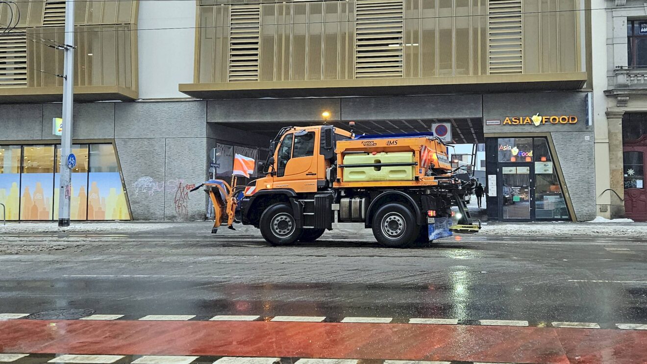 Der Winterdienst ist seit 2 Uhr im Einsatz. Foto: Anton Launer