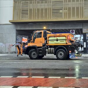 Der Winterdienst ist seit 2 Uhr im Einsatz. Foto: Anton Launer