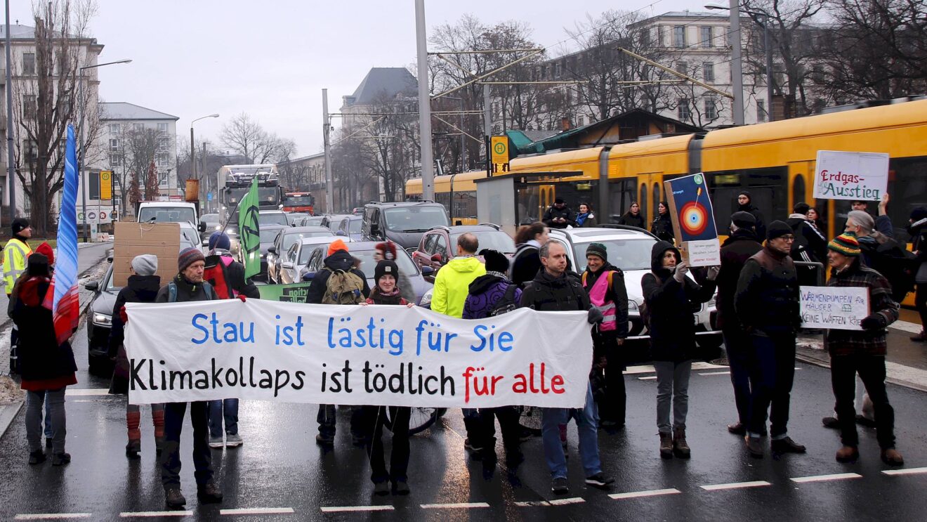 Rund 20 Personen der Gruppe Extinction Rebellion demonstrierten am Donnerstag an der Kreuzung Stauffenbergallee, Königsbrücker Straße - Foto: Anton Launer