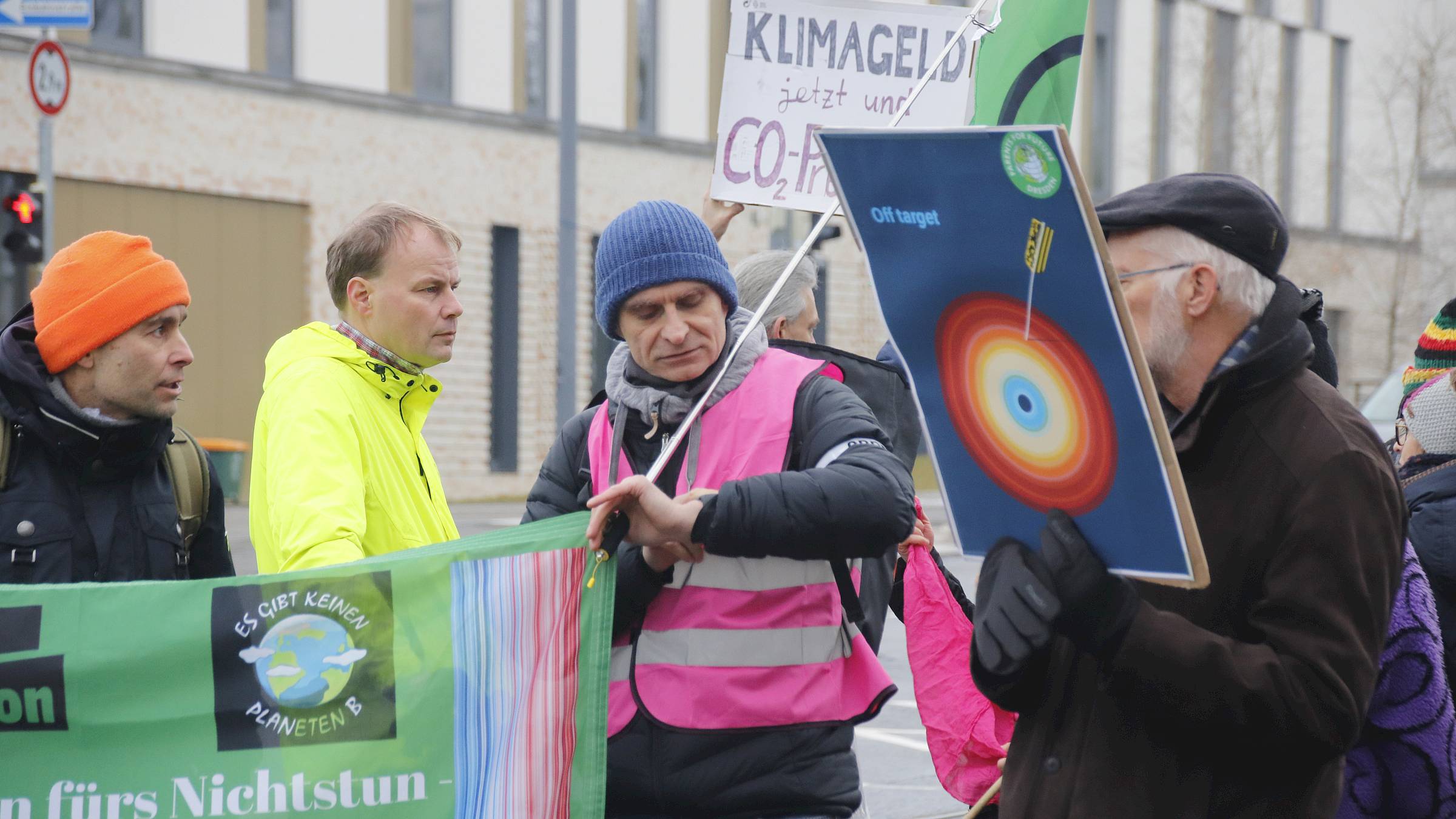 Der Anmelder der Demonstration, Andy Drögmöller, achtete darauf, dass die Blockade jeweils sieben Minuten betrug. Foto: Anton Launer