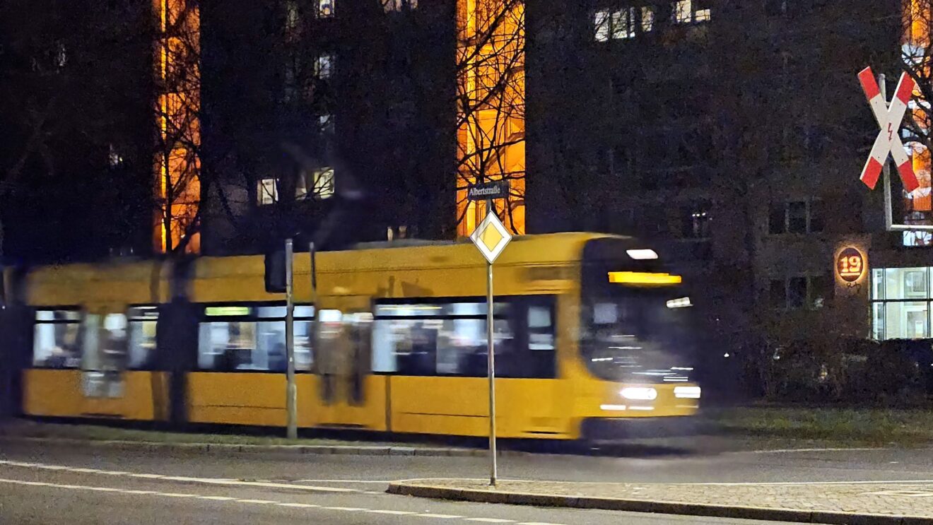 Straßenbahn auf der Albertstraße - Foto: Anton Launer