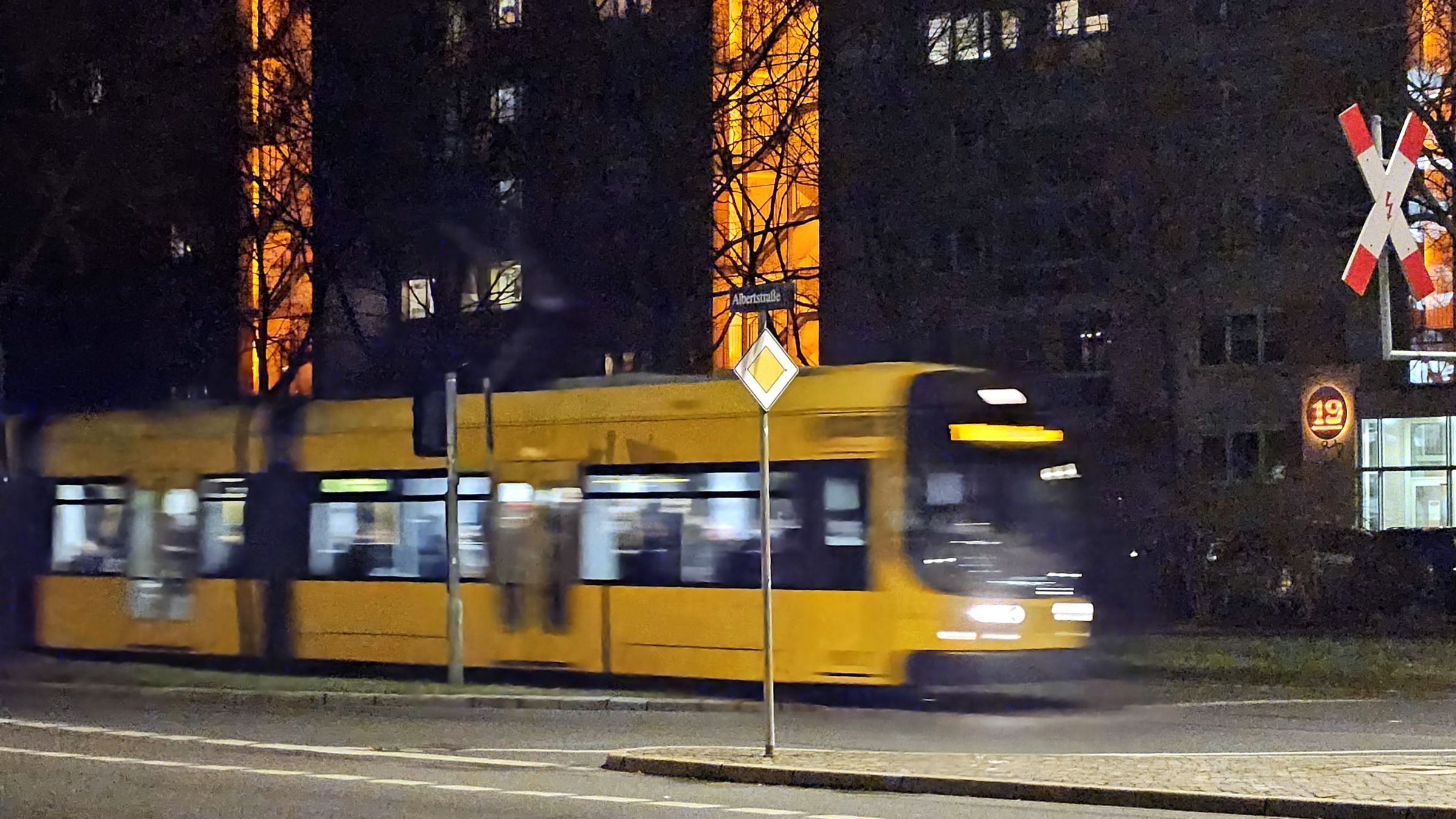 Straßenbahn auf der Albertstraße - Foto: Anton Launer