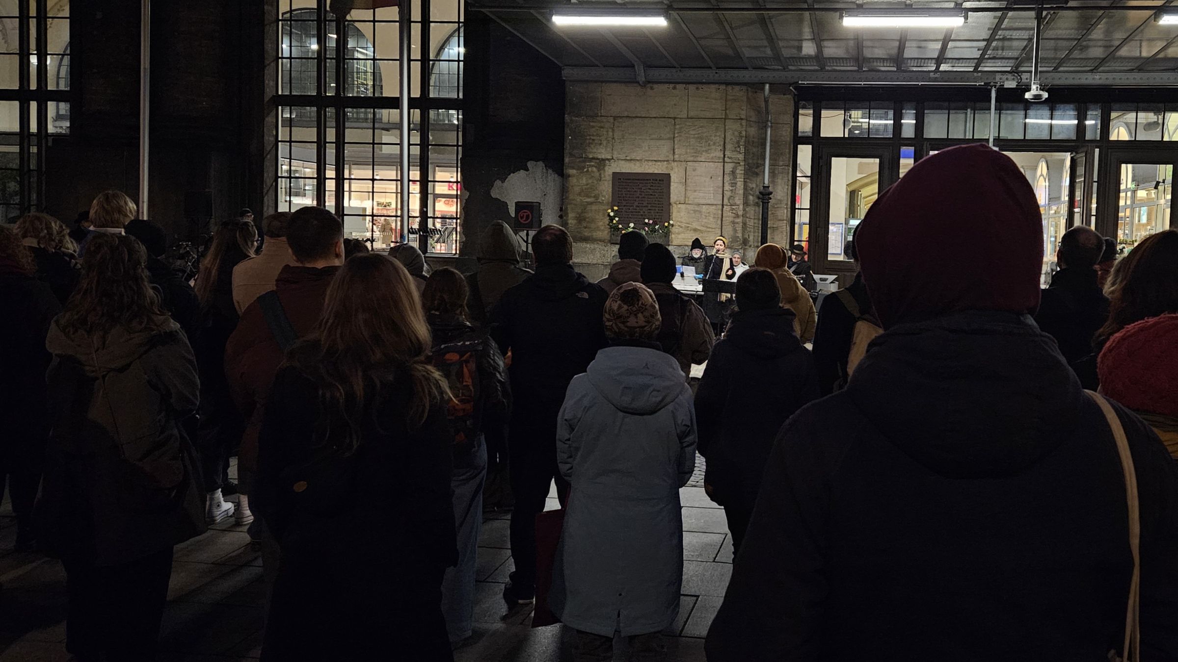 Auch im vergangenen Jahr gab es eine Gedenkkundgebung am Neustädter Bahnhof. Foto: Archiv Anton Launer