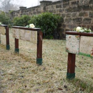 Mnemo Gedenkareal im Dresdner Norden Von Dresdner Kindern gestaltete Gedenkanlage für die verstorbenen Kinder der Zwangsarbeiterinnen auf dem St.-Pauli-Friedhof - Foto: Stadtverwaltung Dresden, Diana Petters