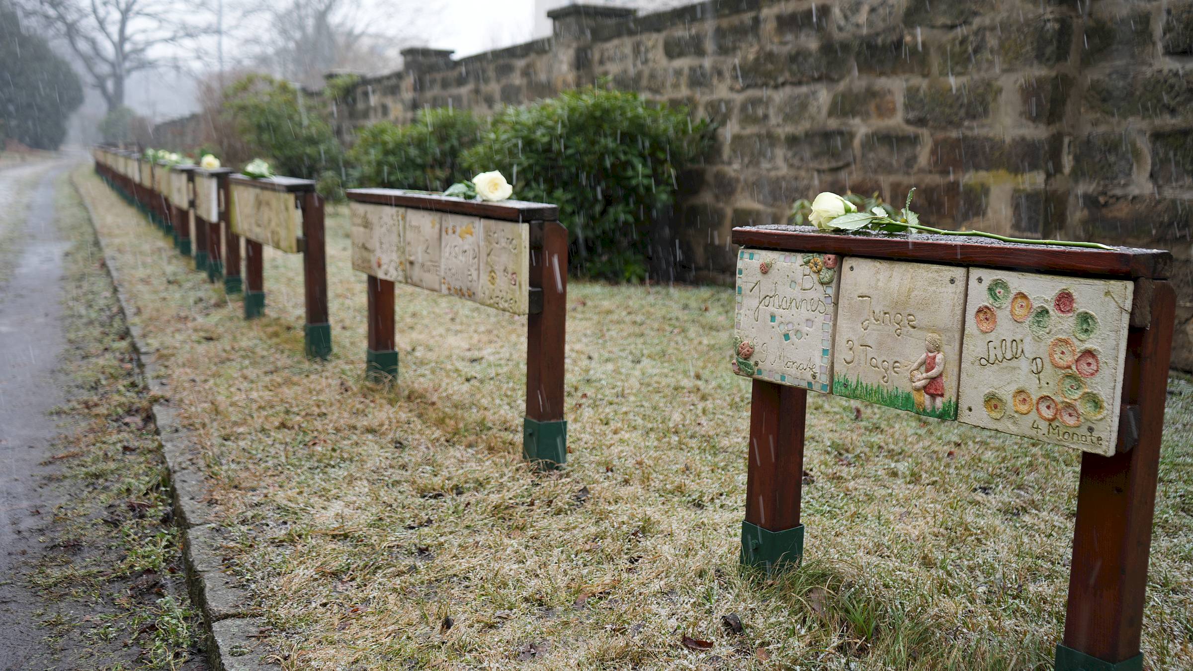 Von Dresdner Kindern gestaltete Gedenkanlage für die verstorbenen Kinder der Zwangsarbeiterinnen auf dem St.-Pauli-Friedhof - Foto: Stadtverwaltung Dresden, Diana Petters