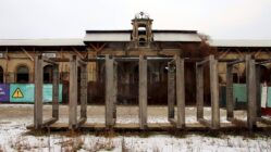 Gedenkort am Alten Leipziger Bahnhof: Finanzierung bleibt umstritten Die Ruine des Alten Leipziger Bahnhofs - hier soll eine Gedenkstätte entstehen. Foto: Anton Launer