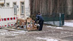 Polizeibehörde kontrolliert am Papier-Container Ablagerungskontrolle auf der Talstraße - Foto: privat