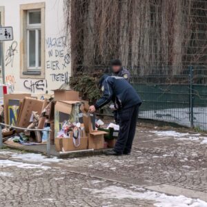 Polizeibehörde kontrolliert am Papier-Container Ablagerungskontrolle auf der Talstraße - Foto: privat