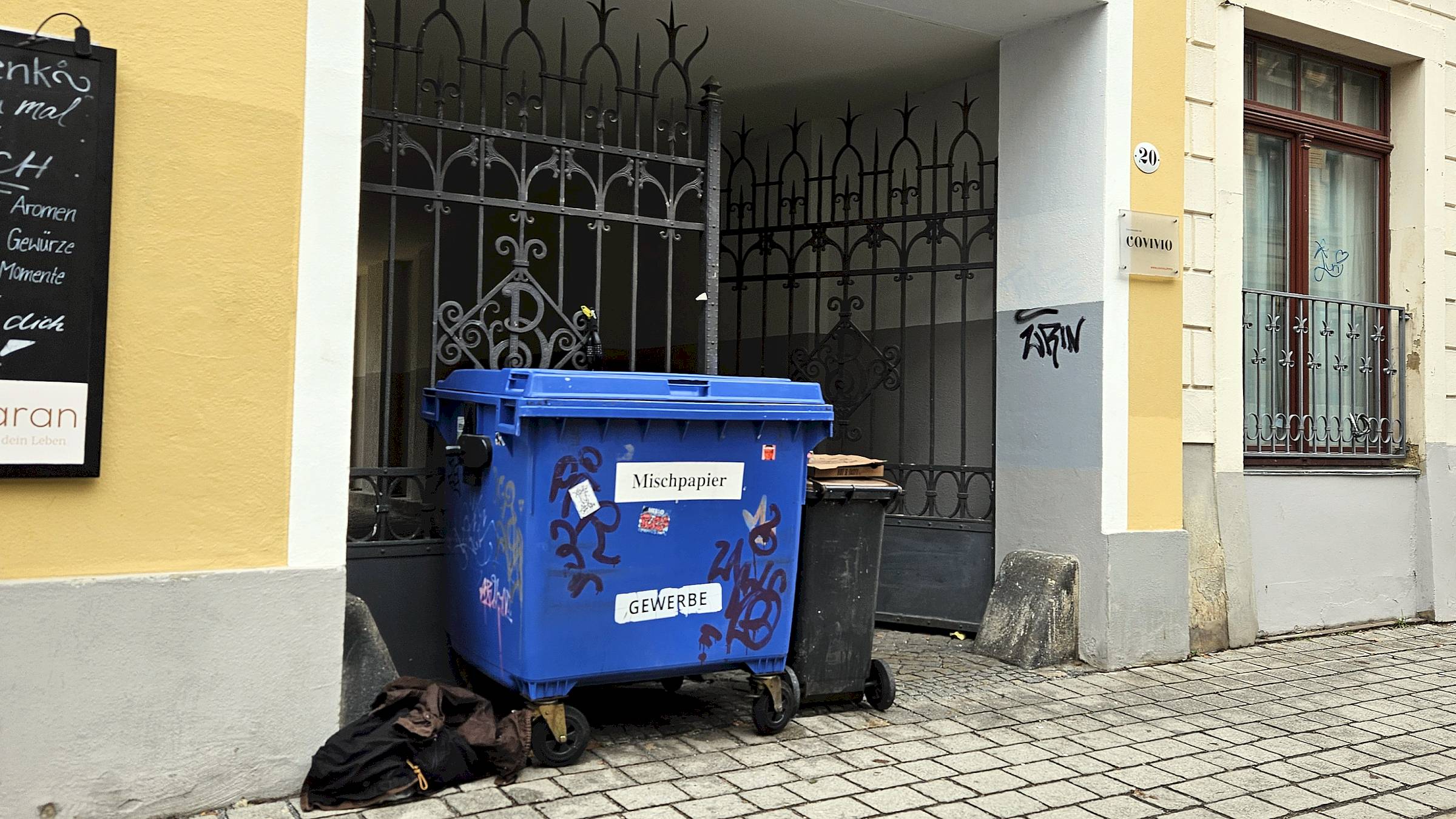 Blaue Tonnen gibt es auch für gewerblich anfallendes Altpapier. Foto: Anton Launer